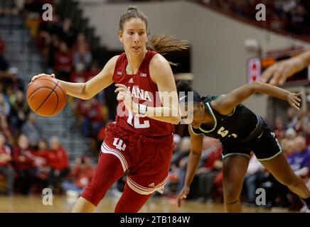 Bloomington, Usa. Dezember 2023. Der Indiana Hoosiers Guard Yarden Garzon (12) spielt gegen Stetson während eines NCAA-Basketballspiels in der Simon Skjodt Assembly Hall in Bloomington. IU gewann gegen Stetson mit 72:34. Quelle: SOPA Images Limited/Alamy Live News Stockfoto