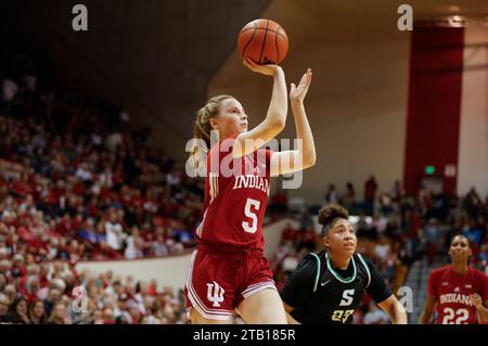 Bloomington, Usa. Dezember 2023. Lenee Beaumont (5) spielt gegen Stetson während eines NCAA-Basketballspiels in der Simon Skjodt Assembly Hall in Bloomington. IU gewann mit 72:34. Quelle: SOPA Images Limited/Alamy Live News Stockfoto