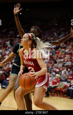 Bloomington, Usa. Dezember 2023. Indiana Hoosiers Guard Sydney Parrish (33) spielt bei einem NCAA-Basketballspiel in der Simon Skjodt Assembly Hall in Bloomington gegen Stetson. IU gewann gegen Stetson mit 72:34. Quelle: SOPA Images Limited/Alamy Live News Stockfoto