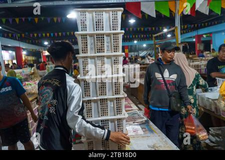 November 2023. Surabaya, Indonesien. Pasar Kue Subuh oder Marketplace für Snacks, die in der Dämmerung verkauft werden. Ein geschäftiger Marktplatz mit Leuten versammelte einen Stockfoto