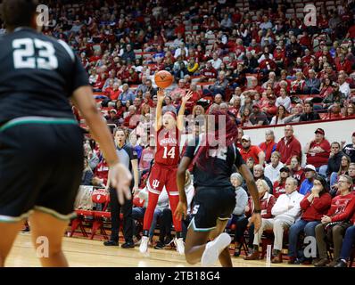 Bloomington, Usa. Dezember 2023. Indiana Hoosiers beschützt Sara Scalia (14) bei einem NCAA-Basketballspiel für Frauen in der Simon Skjodt Assembly Hall in Bloomington gegen Stetson. IU gewann gegen Stetson mit 72:34. (Foto: Jeremy Hogan/SOPA Images/SIPA USA) Credit: SIPA USA/Alamy Live News Stockfoto