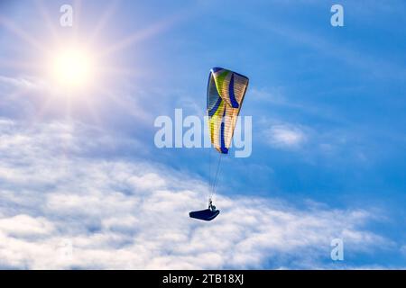 Gleitschirm, Fallschirm am Himmel, Extremsport voller Adrenalin und Spannung Stockfoto