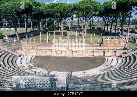 Ostia Antica - das antike römische Theater oder Amphitheater. Rom, Italien, UNESCO-Weltkulturerbe. Römische Kolonie gegründet im 7. Jahrhundert v. Chr., Latium Stockfoto