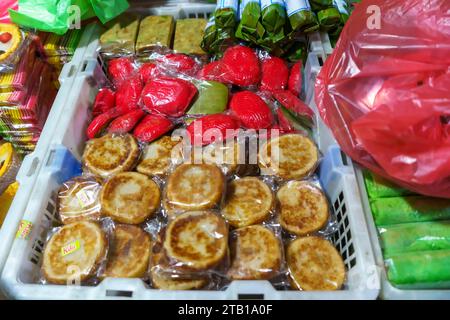Viele Sorten traditioneller Snacks werden am Marktplatz in Surabaya, Ost-Java, Indonesien, verkauft. Street Food Foto Stockfoto