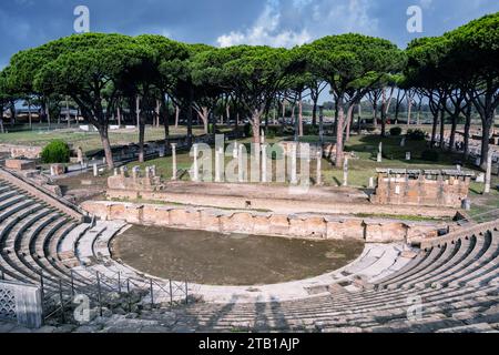 Ostia Antica - das antike römische Theater oder Amphitheater. Rom, Italien, UNESCO-Weltkulturerbe. Römische Kolonie gegründet im 7. Jahrhundert v. Chr., Latium Stockfoto