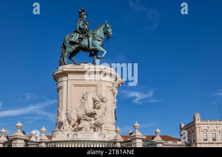 Reiterstatue von König Jose I. in Lissabon, Portugal. Wahrzeichen der Stadt aus dem 18. Jahrhundert auf der Praca do Comercio. Stockfoto