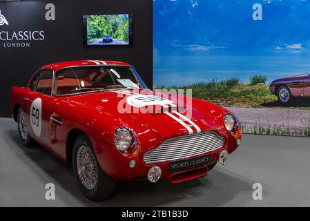 Paris, Frankreich - Rétromobile 2020. Konzentrieren Sie sich auf einen roten 1960 Aston Martin DB4 GT. Stockfoto