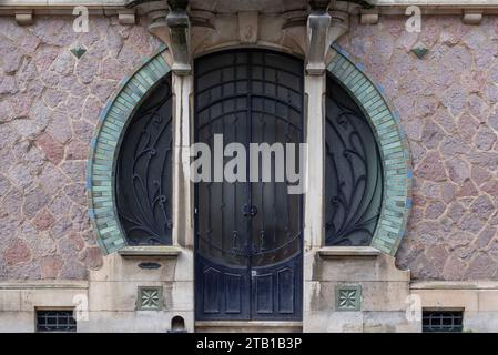 Nancy, Frankreich - der Schwerpunkt liegt auf der Eingangstür eines Jugendstilhauses mit symmetrischem Aussehen. Stockfoto