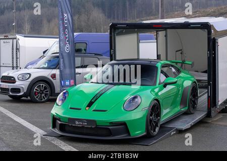 Spa-Francorchamps, Belgien - Les bruleurs de gommes 2022. Grüner Porsche 992 GT3 parkt auf einem Parkplatz. Stockfoto