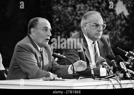 - Treffen zwischen Francois Mitterrand, Präsident der Französischen Republik, und Helmut Kohl, Kanzler der Bundesrepublik Deutschland, während der deutsch-französischen Militärübungen in Bayern (September 1987) - Incontro fra Francois Mitterrand, Presidente della Repubblica Francese Ed Helmut Kohl, Cancelliere della Repubblica Federale Tedesca in Cassione di esercitazioni militari congiunte franco-tedesche in Baviera (settembre 1987) Stockfoto