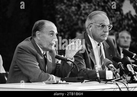 - Treffen zwischen Francois Mitterrand, Präsident der Französischen Republik, und Helmut Kohl, Kanzler der Bundesrepublik Deutschland, während der deutsch-französischen Militärübungen in Bayern (September 1987) - Incontro fra Francois Mitterrand, Presidente della Repubblica Francese Ed Helmut Kohl, Cancelliere della Repubblica Federale Tedesca in Cassione di esercitazioni militari congiunte franco-tedesche in Baviera (settembre 1987) Stockfoto