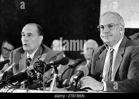 - Treffen zwischen Francois Mitterrand, Präsident der Französischen Republik, und Helmut Kohl, Kanzler der Bundesrepublik Deutschland, während der deutsch-französischen Militärübungen in Bayern (September 1987) - Incontro fra Francois Mitterrand, Presidente della Repubblica Francese Ed Helmut Kohl, Cancelliere della Repubblica Federale Tedesca in Cassione di esercitazioni militari congiunte franco-tedesche in Baviera (settembre 1987) Stockfoto