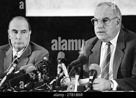 - Treffen zwischen Francois Mitterrand, Präsident der Französischen Republik, und Helmut Kohl, Kanzler der Bundesrepublik Deutschland, während der deutsch-französischen Militärübungen in Bayern (September 1987) - Incontro fra Francois Mitterrand, Presidente della Repubblica Francese Ed Helmut Kohl, Cancelliere della Repubblica Federale Tedesca in Cassione di esercitazioni militari congiunte franco-tedesche in Baviera (settembre 1987) Stockfoto