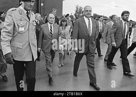 - Treffen zwischen Francois Mitterrand, Präsident der Französischen Republik, und Helmut Kohl, Kanzler der Bundesrepublik Deutschland, während der deutsch-französischen Militärübungen in Bayern (September 1987) - Incontro fra Francois Mitterrand, Presidente della Repubblica Francese Ed Helmut Kohl, Cancelliere della Repubblica Federale Tedesca in Cassione di esercitazioni militari congiunte franco-tedesche in Baviera (settembre 1987) Stockfoto