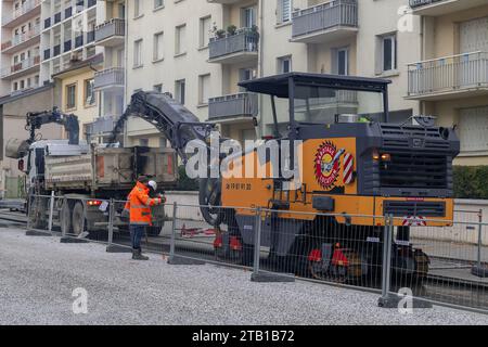 Nancy, Frankreich - Orange Kaltfräsmaschine Wirtgen W 150 CFI Verladen eines Lkws auf der Baustelle. Stockfoto