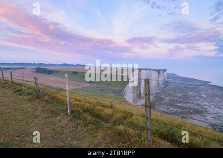 Küste und hohe Klippen nahe Ault bei Sonnenaufgang im Sommer, farbenfroher Himmel, Nordfrankreich Stockfoto