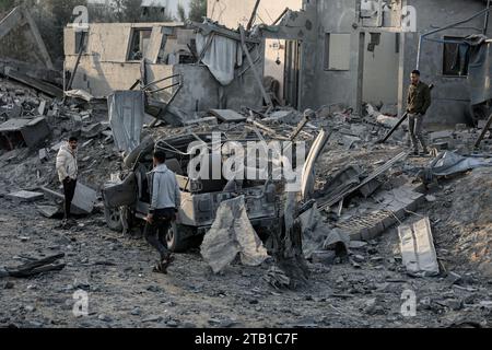 Rafah, Palästinensische Gebiete. Dezember 2023. Palästinenser untersuchen die Zerstörung nach einem israelischen Luftangriff auf das Haus der Familie Al-Jazzar. Abed Rahim Khatib/dpa/Alamy Live News Stockfoto