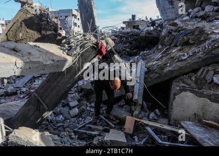 Rafah, Palästinensische Gebiete. Dezember 2023. Palästinenser untersuchen die Zerstörung nach einem israelischen Luftangriff auf das Haus der Familie Al-Jazzar. Abed Rahim Khatib/dpa/Alamy Live News Stockfoto