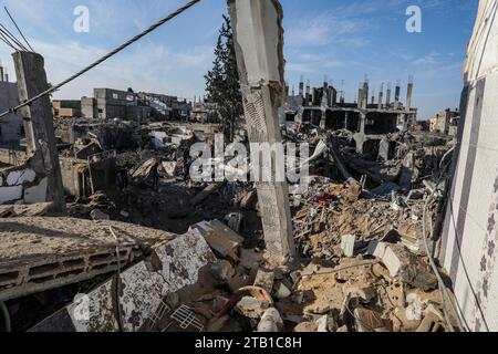 Rafah, Palästinensische Gebiete. Dezember 2023. Eine allgemeine Ansicht der Zerstörung nach einem israelischen Luftangriff auf das Haus der Familie Al-Jazzar. Abed Rahim Khatib/dpa/Alamy Live News Stockfoto