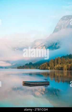 Kleiner schwimmender Pier auf der Oberfläche des Bohinj-Sees am Sommermorgen, selektiver Fokus Stockfoto