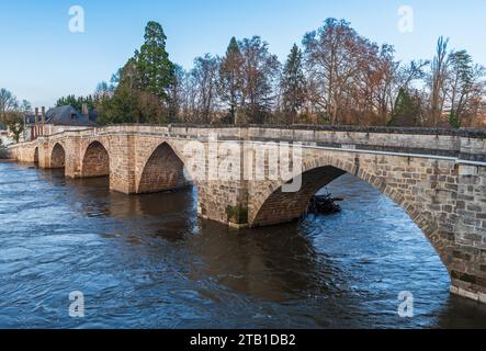 Die alte Brücke über die Vézère bei Terrasson Lavilledieu in Dordogne, Nouvelle Aquitaine, Frankreich Stockfoto