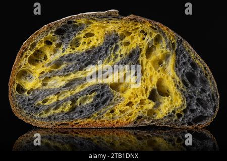 Hausgemachte Sauerteigscheibe frisch gebackenes Brot auf schwarzem Hintergrund, Aktivkohle, Kürbis und Kurkuma-Gewürz Stockfoto