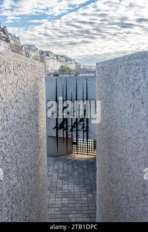 Paris, Frankreich - 11 30 2023: Gedenkstätte für die Märtyrer der Deportation. Blick auf den Eingang zum Memorial Stockfoto