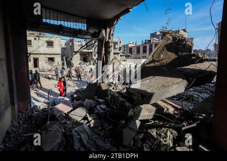 Rafah, Palästinensische Gebiete. Dezember 2023. Palästinenser untersuchen die Zerstörung nach einem israelischen Luftangriff auf das Haus der Familie Al-Jazzar. Abed Rahim Khatib/dpa/Alamy Live News Stockfoto