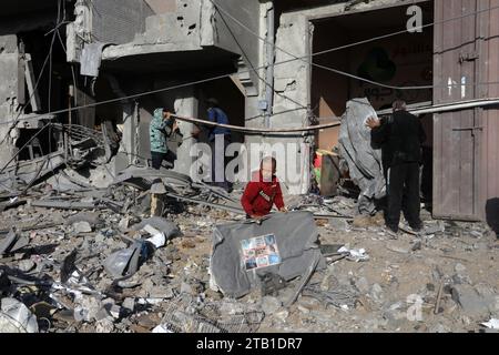 Rafah, Palästinensische Gebiete. Dezember 2023. Palästinenser untersuchen die Zerstörung nach einem israelischen Luftangriff auf das Haus der Familie Al-Jazzar. Abed Rahim Khatib/dpa/Alamy Live News Stockfoto