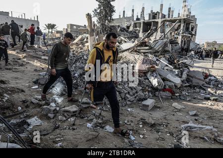 Rafah, Palästinensische Gebiete. Dezember 2023. Palästinenser untersuchen die Zerstörung nach einem israelischen Luftangriff auf das Haus der Familie Al-Jazzar. Abed Rahim Khatib/dpa/Alamy Live News Stockfoto