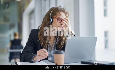 Junge Geschäftsfrau, die im Büro Videoanrufe gestresst hat Stockfoto