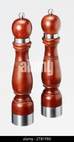 Set mit Salz- und Pfeffermühle aus Holz, isoliert auf weißem Rücken Stockfoto