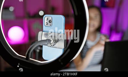 Junge schöne hispanische Frau Streamer lächelt zuversichtlich und hat Videoanrufe im Spielzimmer Stockfoto