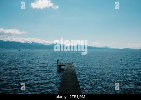 Ein atemberaubender Blick auf den Pier am Genfer See in der Nähe von Lausanne, Schweiz Stockfoto