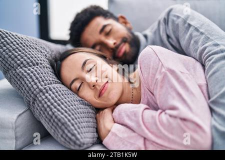 Mann und Frau, die auf dem Sofa liegen und zu Hause schlafen Stockfoto