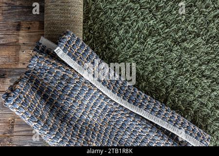 Handgewebter Teppich mit geometrischem Denim-Bereich auf Holzboden. Stockfoto