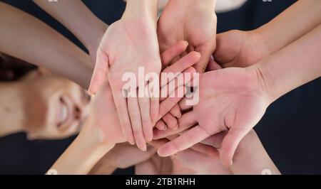 Business Teamwork Gruppe junger Frauen Hände. Gestapelte Zusammenfügungen. Unity International Stockfoto