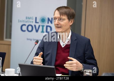 Berlin, Deutschland. Dezember 2023. Bundesgesundheitsminister Karl Lauterbach (SPD) spricht an einem Runden Tisch für bessere Pflege und bessere Unterstützungsleistungen für Menschen mit Langzeitbeeinträchtigungen nach Coronainfektionen. Quelle: Christophe Gateau/dpa/Alamy Live News Stockfoto