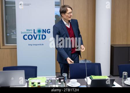 Berlin, Deutschland. Dezember 2023. Bundesgesundheitsminister Karl Lauterbach (SPD) kommt zu einem Runden Tisch für bessere Pflege und bessere Unterstützungsleistungen für Menschen mit Langzeitbeeinträchtigungen nach Coronainfektionen. Quelle: Christophe Gateau/dpa/Alamy Live News Stockfoto