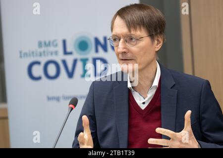 Berlin, Deutschland. Dezember 2023. Bundesgesundheitsminister Karl Lauterbach (SPD) spricht an einem Runden Tisch für bessere Pflege und bessere Unterstützungsleistungen für Menschen mit Langzeitbeeinträchtigungen nach Coronainfektionen. Quelle: Christophe Gateau/dpa/Alamy Live News Stockfoto