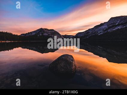 Farbenfroher Sonnenaufgang spiegelt sich im Tenaya Lake Yosemite Park California Stockfoto