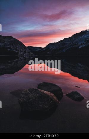 Sonnenaufgang und Reflexion am Tenaya Lake, Yosemite National Park Stockfoto