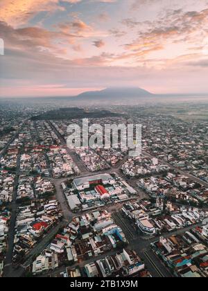 Aus der Vogelperspektive auf den Long Hoa Markt, ein berühmter Markt in Tay Ninh Stadt, Vietnam, ist der Berg Ba den am Morgen. Reise- und Landschaftskonzept Stockfoto