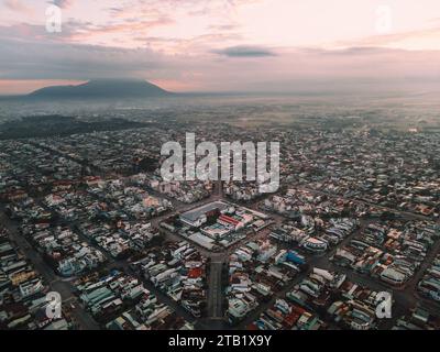 Aus der Vogelperspektive auf den Long Hoa Markt, ein berühmter Markt in Tay Ninh Stadt, Vietnam, ist der Berg Ba den am Morgen. Reise- und Landschaftskonzept Stockfoto