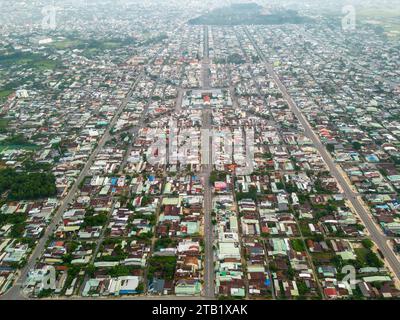 Aus der Vogelperspektive auf den Long Hoa Markt, ein berühmter Markt in Tay Ninh Stadt, Vietnam, ist der Berg Ba den am Morgen. Reise- und Landschaftskonzept Stockfoto