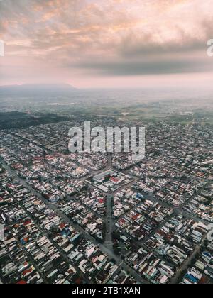 Aus der Vogelperspektive auf den Long Hoa Markt, ein berühmter Markt in Tay Ninh Stadt, Vietnam, ist der Berg Ba den am Morgen. Reise- und Landschaftskonzept Stockfoto