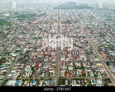 Aus der Vogelperspektive auf den Long Hoa Markt, ein berühmter Markt in Tay Ninh Stadt, Vietnam, ist der Berg Ba den am Morgen. Reise- und Landschaftskonzept Stockfoto