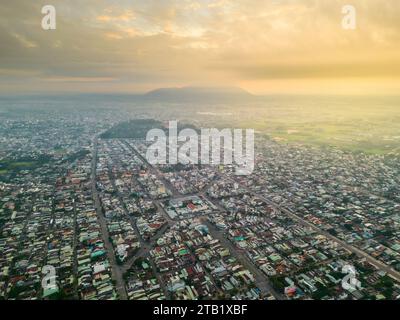 Aus der Vogelperspektive auf den Long Hoa Markt, ein berühmter Markt in Tay Ninh Stadt, Vietnam, ist der Berg Ba den am Morgen. Reise- und Landschaftskonzept Stockfoto