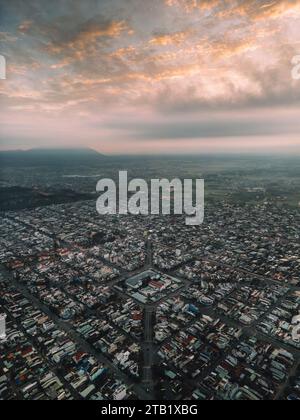 Aus der Vogelperspektive auf den Long Hoa Markt, ein berühmter Markt in Tay Ninh Stadt, Vietnam, ist der Berg Ba den am Morgen. Reise- und Landschaftskonzept Stockfoto