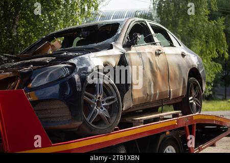 Ausgebranntes Auto. Evakuierung von Fahrzeugen nach Unfall. Stockfoto